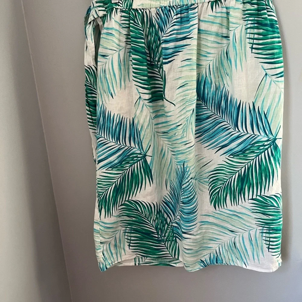 Tahari Green Knee-Length Pencil Skirt with Slit‎
